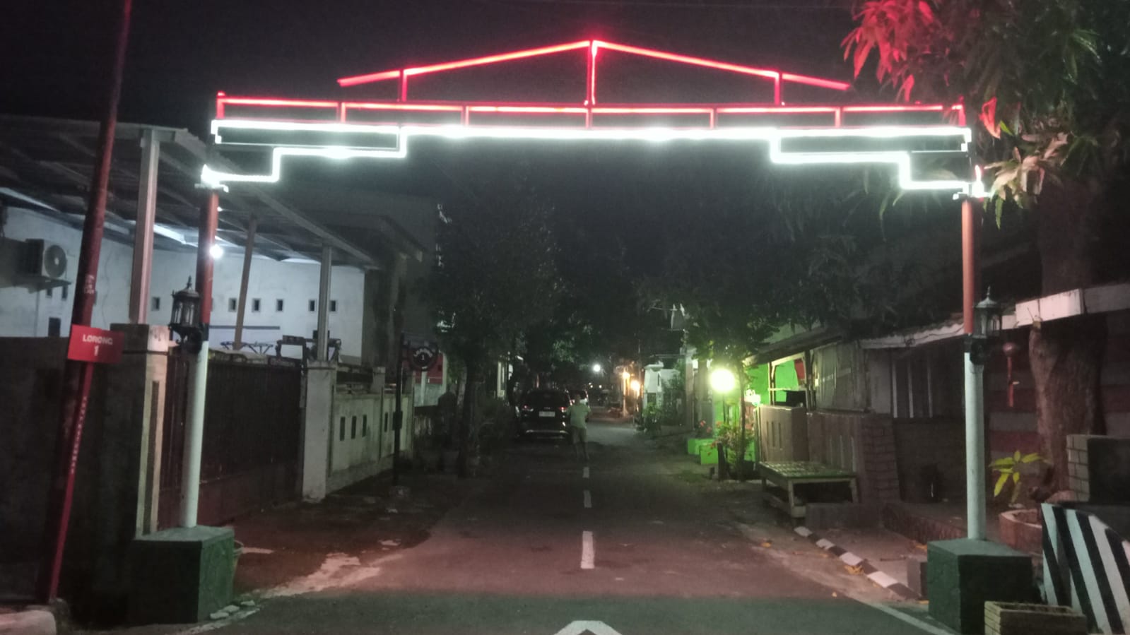 Merah Putih Bersinar di Gerbang Lamalaka! Warga RW 07 Bergotong Royong Percantik Kampung Sambut HUT Kemerdekaan RI ke-81